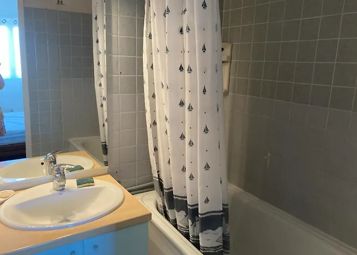 2 Pieces Avec Balcon A Deux Pas De La Plage, Wifi Et Parking - Fr-1-712-26 דירה *